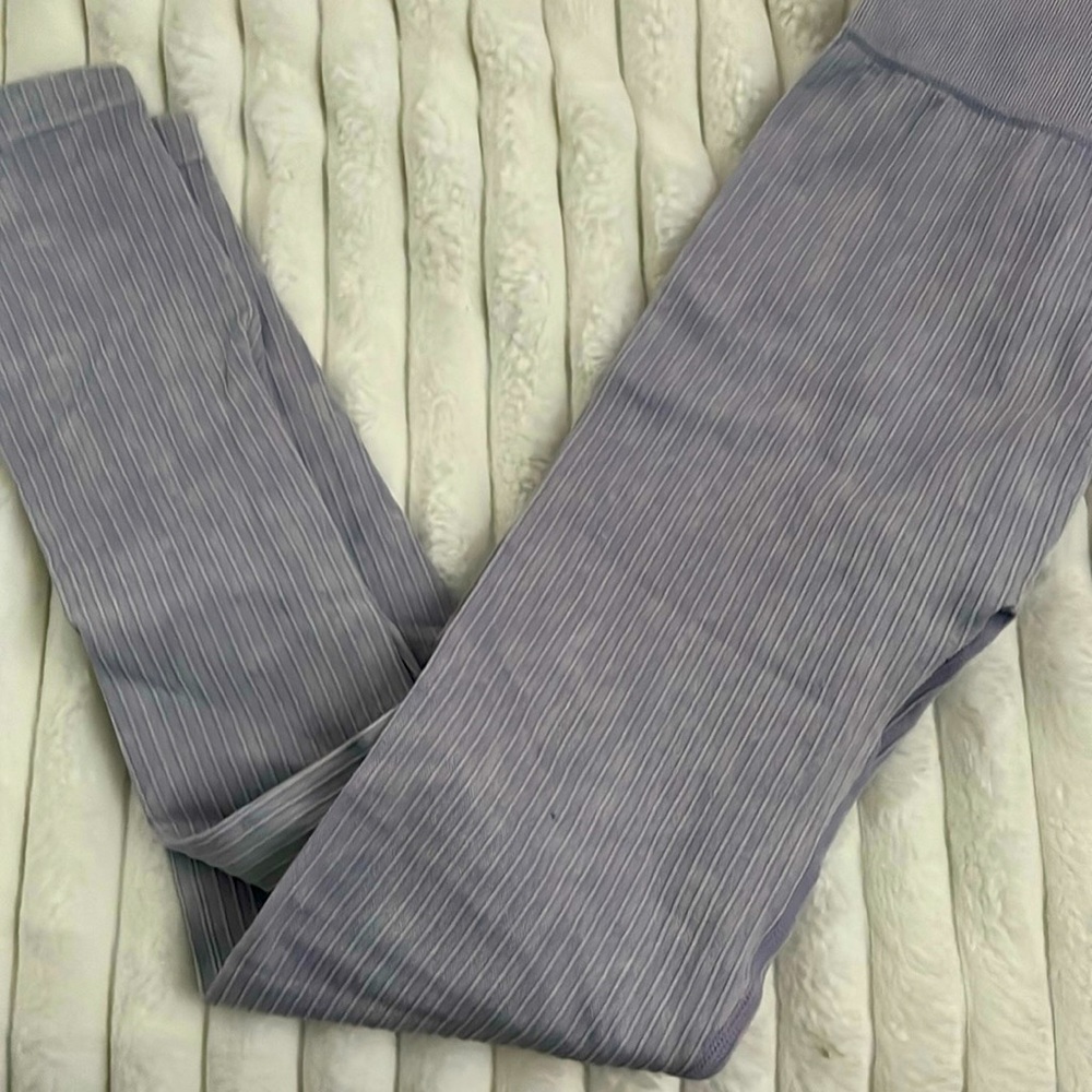 I am selling these Aura leggings that are super comfy and have only been worn 1!